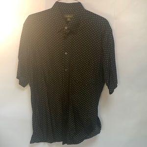 Hidden buttoned collar - front pocket - short sleeve - textured